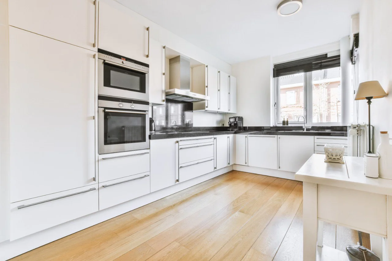 white kitchen cabinets